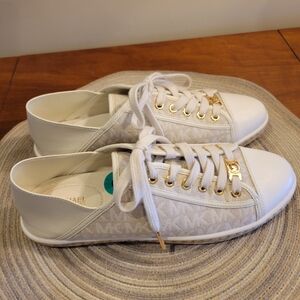 👟EUC~Michael Kors Cream and White Logo Sneakers